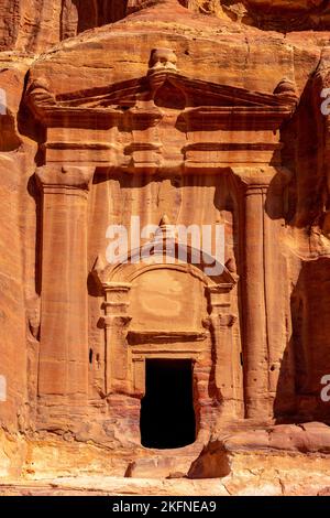 Petra, Wadi Musa, Jordan rocaille sculptée façade de la Renaissance Tomb sur la rue des façades de la célèbre ville historique et archéologique Banque D'Images