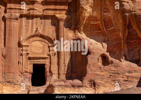 Petra, Wadi Musa, Jordan rocaille sculptée façade de la Renaissance Tomb sur la rue des façades de la célèbre ville historique et archéologique Banque D'Images