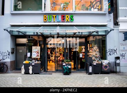 18 novembre 2022, Basse-Saxe, Oldenburg: Une succursale de Butlers s'est ouverte pour les clients dans le centre-ville. La société commerciale Butlers GmbH & Co KG, basée à Cologne, vend des meubles, des articles décoratifs et des cadeaux dans environ 100 magasins en Allemagne et à l'étranger, ainsi que dans une boutique en ligne. Photo: Hauke-Christian Dittrich/dpa Banque D'Images