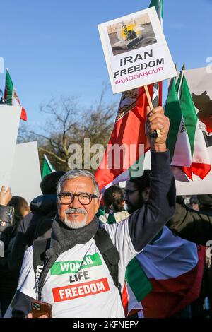 Glasgow, Royaume-Uni. 19th novembre 2022. Le rassemblement de l'Association écossaise iranienne (ISA) à travers le centre-ville de Glasgow s'inscrit dans le cadre d'un effort mondial visant à soutenir la révolution en cours en Iran et à attirer l'attention sur les atrocités présumées de la République islamique. Il y a trois ans, on prétend que des milliers d'Iraniens ont été tués en silence dans ce qui est maintenant connu comme « novembre sanglant ». Depuis le soulèvement en Iran, il est allégué que plus de 300 civils ont été tués, dont plus de 51 enfants. Crédit : Findlay/Alay Live News Banque D'Images