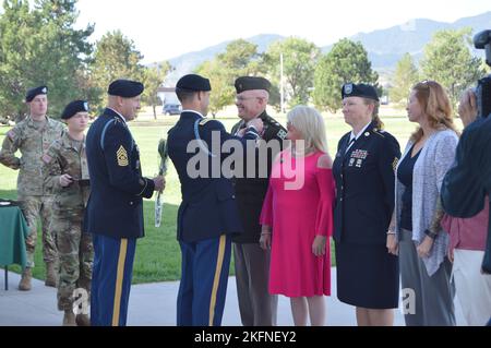 FORT CARSON, Colorado — le colonel Andrew C. Steadman, commandant de l’équipe de combat de la Brigade Stryker 1st, Division d’infanterie 4th, a remporté la médaille de la Légion du mérite au lieutenant-colonel Richard E. Brown, aumônier, lors de la cérémonie de retraite de Brown à Founders Field le 28 septembre 2022. (Photo de Scott Prater) Banque D'Images