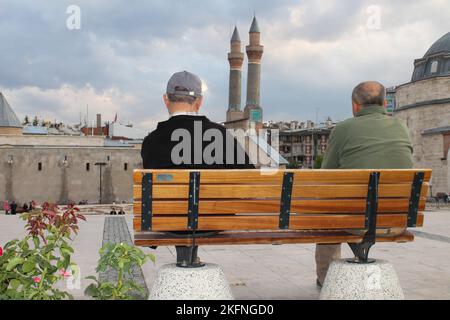 Sivas Cumhuriyet Square, deux hommes assis sur le banc. Sivas, Turquie.Focus sélectif. Banque D'Images