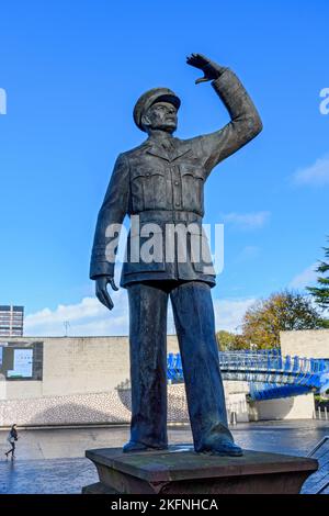 Statue de Sir Frank Whittle, inventeur du turbojet. Sculpté par Faith Winter, 2007. Millennium place, Coventry, West Midlands, Angleterre, Royaume-Uni Banque D'Images