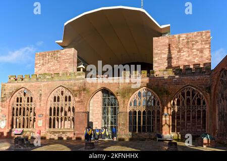 Le toit du porche d'entrée de la cathédrale de Coventry des ruines de l'ancienne cathédrale. Coventry, West Midlands, Angleterre, Royaume-Uni Banque D'Images