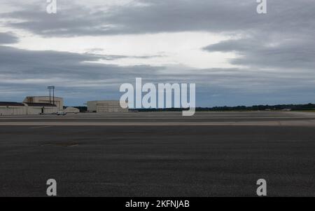 La ligne aérienne de la base commune Charleston est vide après que les opérations de relocalisation C-17 Globemaster III sont terminées en préparation pour la tempête tropicale Ian à la base commune Charleston, Caroline du Sud, le 29 septembre 2022. Afin de préparer efficacement l'aéronef au déménagement, le personnel de la base a travaillé ensemble pour s'assurer que le C-17s était alimenté en carburant et chargé avec l'équipement nécessaire. (É.-U. Airman Sara Jenkins, responsable de la Force aérienne) Banque D'Images