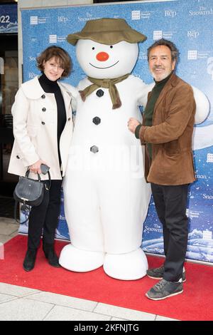 Robert Lindsay et Rosemary Ford arrivent au gala de l'anniversaire de Snowman 25th au Peacock Theatre de Londres. Date de la photo: Samedi 19 novembre 2022. Banque D'Images