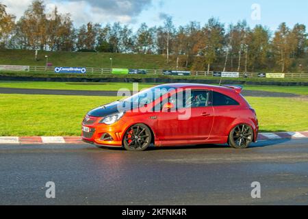 2012 Orange VAUXHALL CORSA VXR NURBURGRING EDITION 1598cc 6 speed Manual; conduite sur les virages difficiles à grande vitesse et techniques à bas régime du circuit de course des trois sœurs près de Wigan, Royaume-Uni Banque D'Images