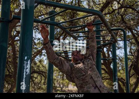 Sergent d'état-major Caleb Stinson, 68W combat Medic, 232nd Medical Battalion, négocie des obstacles pour tester ses capacités physiques lors de la compétition de meilleur Medic, 29 septembre 2022 à la base conjointe San Antonio-Camp Bullis, Texas. L'événement comprenait le test de condition physique de combat de l'Armée, l'entraînement des guerriers, le cours d'obstacles, la qualification M-16, les tâches et exercices de combat des guerriers, la navigation terrestre de jour et de nuit, une évaluation tactique de soins de blessés de combat et une marche de 20 kilomètres. Banque D'Images