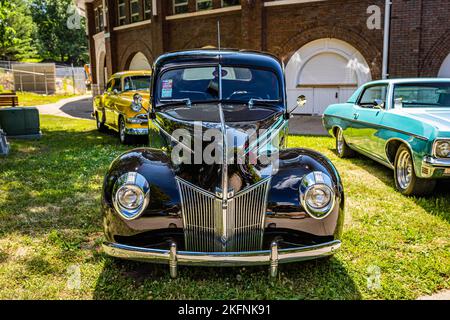 Des Moines, IA - 03 juillet 2022 : vue de face d'un coupé standard 1940 de Ford lors d'un salon automobile local. Banque D'Images