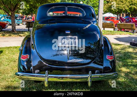 Des Moines, IA - 03 juillet 2022 : vue arrière à haute perspective d'un coupé standard Ford 1940 lors d'un salon automobile local. Banque D'Images