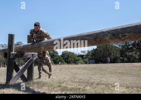 Sergent d'état-major Andrei Ciont, 68W combat Medic, 232nd Medical Battalion, négocie des obstacles pour tester ses capacités physiques lors de la meilleure compétition de médecine, 29 septembre 2022 à la base conjointe San Antonio-Camp Bullis, Texas. Le concours est ouvert à tous les soldats qui ont gagné l'insigne médical Expert Field ou l'insigne médical de combat. Les médecins sont testés sur le tir au pistolet et au fusil, la navigation terrestre et les tâches médicales sur un parcours de 30 miles, selon la libération. Banque D'Images