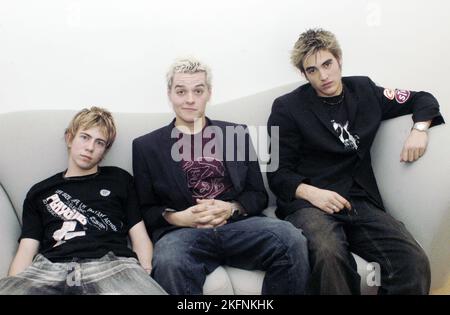 BUSTED, PORTRAIT, 2003 : un portrait de jeune groupe du groupe pop-punk BUSTED photographié dans les coulisses de l'émission de musique popfactory à Porth, au pays de Galles, au Royaume-Uni, le 11 juin 2003. Photo : ROB WATKINS. INFO : Busted, un groupe pop-rock britannique, a fait irruption sur la scène musicale au début des années 2000 avec ses airs entraînants et son énergie jeune. Des tubes comme 'Year 3000' et 'What I Go to School for' les ont propulsés à la gloire, en faisant des icônes de l'ère pop-punk. Banque D'Images