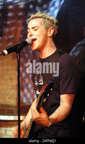 YOUNG MATT WILLIS, BUSTED, 2003 : un jeune Matt Willis de BUSTED à l'émission de télévision popfactory à Porth, pays de Galles, Royaume-Uni le 11 juin 2003. Photo : ROB WATKINS. INFO : Busted, un groupe pop-rock britannique, a fait irruption sur la scène musicale au début des années 2000 avec ses airs entraînants et son énergie jeune. Des tubes comme 'Year 3000' et 'What I Go to School for' les ont propulsés à la gloire, en faisant des icônes de l'ère pop-punk. Banque D'Images