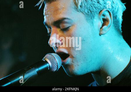 YOUNG MATT WILLIS, BUSTED, 2003 : un jeune Matt Willis de BUSTED à l'émission de télévision popfactory à Porth, pays de Galles, Royaume-Uni le 11 juin 2003. Photo : ROB WATKINS. INFO : Busted, un groupe pop-rock britannique, a fait irruption sur la scène musicale au début des années 2000 avec ses airs entraînants et son énergie jeune. Des tubes comme 'Year 3000' et 'What I Go to School for' les ont propulsés à la gloire, en faisant des icônes de l'ère pop-punk. Banque D'Images