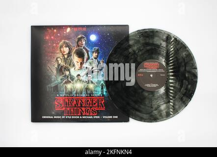 Stranger Things Volume 1 bande son sur vinyle LP de TV show sur Netflix. Le vinyle est noir et clair avec un effet de fumée. Couverture de l'album. Banque D'Images