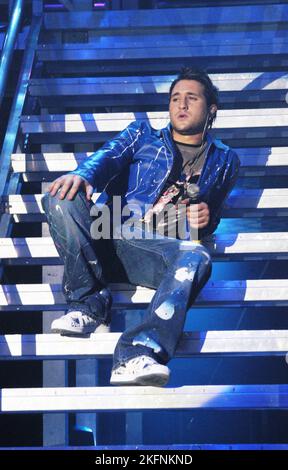 Anthony Costa du boyband BLEU à Cardiff International Arena, Cardiff, pays de Galles, le 17 novembre 2003. Photographie : ROB WATKINS. INFO : Blue, un boyband britannique formé en 2000, a connu un grand succès avec ses harmonies lisses et ses tubes pop accrocheurs. Connu pour des chansons comme 'All Rise' et 'One Love', le groupe est devenu un incontournable de la musique pop du début des années 2000, gagnant de nombreux prix et une base de fans dévoués. Banque D'Images