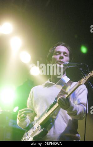 YAN SCOTT WILKINSON, BRITISH SEA POWER, 2003 : un jeune chanteur de BRITISH SEA POWER Yan Scott Wilkinson qui soutient The Strokes à Cardiff International Arena, le 3 décembre 2003. Photographie : ROB WATKINS. INFO : British Sea Power, un groupe de rock indépendant anglais, captive le public avec son éclectique et ses performances live énergiques. Des albums comme 'The Decline of British Sea Power' et 'Do You Like Rock Music?' présentez leurs crochets mélodiques et leurs paroles imaginatives. Le 9 août 2021, le groupe change de nom pour SEA POWER. Banque D'Images