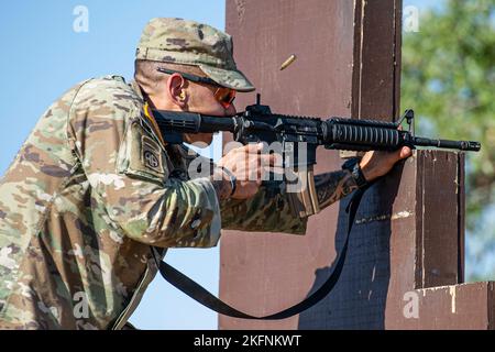 Sergent d'état-major Andrei Ciont, 68W combat Medic, 232nd Medical Battalion, tire son arme lors de la partie de tir de la compétition Best Medic, 29 septembre 2022 à la base conjointe San Antonio-Camp Bullis, Texas. L'événement comprenait le test de condition physique de combat de l'Armée, l'entraînement des guerriers, le cours d'obstacles, la qualification M-16, les tâches et exercices de combat des guerriers, la navigation terrestre de jour et de nuit, une évaluation tactique de soins de blessés de combat et une marche de 20 kilomètres. Banque D'Images