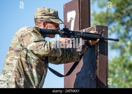 Sergent d'état-major Andrei Ciont, 68W combat Medic, 232nd Medical Battalion, tire son arme lors de la partie de tir de la compétition Best Medic, 29 septembre 2022 à la base conjointe San Antonio-Camp Bullis, Texas. L'événement comprenait le test de condition physique de combat de l'Armée, l'entraînement des guerriers, le cours d'obstacles, la qualification M-16, les tâches et exercices de combat des guerriers, la navigation terrestre de jour et de nuit, une évaluation tactique de soins de blessés de combat et une marche de 20 kilomètres. Banque D'Images