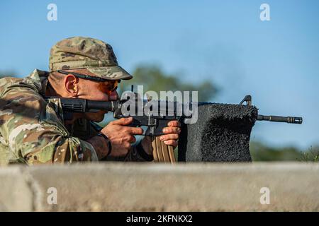 Sergent d'état-major Andrei Ciont, 68W combat Medic, 232nd Medical Battalion, tire son arme lors de la partie de tir de la compétition Best Medic, 29 septembre 2022 à la base conjointe San Antonio-Camp Bullis, Texas. L'événement comprenait le test de condition physique de combat de l'Armée, l'entraînement des guerriers, le cours d'obstacles, la qualification M-16, les tâches et exercices de combat des guerriers, la navigation terrestre de jour et de nuit, une évaluation tactique de soins de blessés de combat et une marche de 20 kilomètres. Banque D'Images