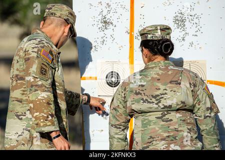 Sergent d'état-major Andrei Ciont, 68W combat Medic, 232nd Medical Battalion, vérifie sa cible lors de la partie de tir de la compétition Best Medic, 29 septembre 2022 à la base conjointe San Antonio-Camp Bullis, Texas. L'événement comprenait le test de condition physique de combat de l'Armée, l'entraînement des guerriers, le cours d'obstacles, la qualification M-16, les tâches et exercices de combat des guerriers, la navigation terrestre de jour et de nuit, une évaluation tactique de soins de blessés de combat et une marche de 20 kilomètres. Banque D'Images