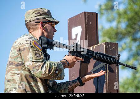 Sergent d'état-major Andrei Ciont, 68W combat Medic, 232nd Medical Battalion, tire son arme lors de la partie de tir de la compétition Best Medic, 29 septembre 2022 à la base conjointe San Antonio-Camp Bullis, Texas. L'événement comprenait le test de condition physique de combat de l'Armée, l'entraînement des guerriers, le cours d'obstacles, la qualification M-16, les tâches et exercices de combat des guerriers, la navigation terrestre de jour et de nuit, une évaluation tactique de soins de blessés de combat et une marche de 20 kilomètres. Banque D'Images