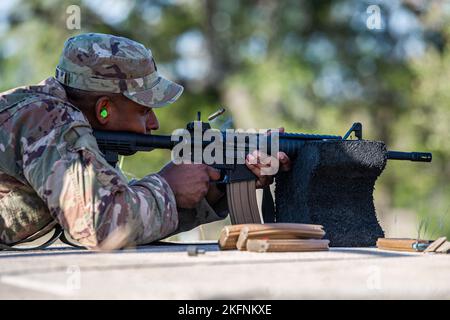 Sergent d'état-major Caleb Stinson, 68W combat Medic, 232nd Medical Battalion, tire son arme pendant la partie de tir de la meilleure compétition de Medic, 29 septembre 2022 à la base conjointe San Antonio-Camp Bullis, Texas. L'événement comprenait le test de condition physique de combat de l'Armée, l'entraînement des guerriers, le cours d'obstacles, la qualification M-16, les tâches et exercices de combat des guerriers, la navigation terrestre de jour et de nuit, une évaluation tactique de soins de blessés de combat et une marche de 20 kilomètres. Banque D'Images