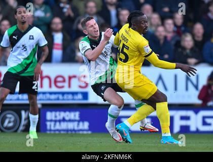 Jordan Houghton, milieu de terrain de Plymouth Argyle (4), est blessé par le joueur de Burton Albion Joe Dodoo (45) lors du match Sky Bet League 1 Burton Albion vs Plymouth Argyle au stade Pirelli, Burton Upon Trent, Royaume-Uni, 19th novembre 2022 (photo de Stanley Kasala/News Images) Banque D'Images