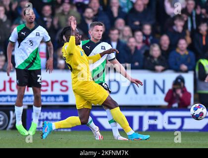 Plymouth Argyle milieu de terrain Jordan Houghton (4) combats pour le ballon avec Burton Albion avant Joe Dodoo (45) pendant le match Sky Bet League 1 Burton Albion vs Plymouth Argyle au stade Pirelli, Burton Upon Trent, Royaume-Uni, 19th novembre 2022 (photo de Stanley Kasala/News Images) Banque D'Images