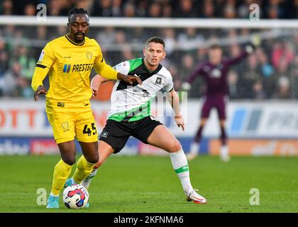 Plymouth Argyle milieu de terrain Jordan Houghton (4) défendre Burton Albion avant Joe Dodoo (45) pendant le match Sky Bet League 1 Burton Albion vs Plymouth Argyle au stade Pirelli, Burton Upon Trent, Royaume-Uni, 19th novembre 2022 (photo de Stanley Kasala/News Images) Banque D'Images