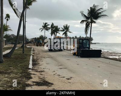 KEY WEST, Floride (sept 29, 2022) - le personnel de la base aérienne navale de Key West effectue des efforts de rétablissement après l'ouragan Ian le 29 septembre 2022. La collectivité de NAS Key West compte environ 5200 membres de service et leurs familles de la Marine, des Marines, de la Force aérienne, de l'Armée de terre et de la Garde côtière. ainsi que les employés civils, les dignitaires étrangers et les retraités. La mission de sécurité nationale de NAS Key West appuie les exigences de préparation des combattants pour le ministère de la Défense, le ministère de la sécurité intérieure, les unités de la Garde nationale, les organismes fédéraux et les forces alliées. Banque D'Images