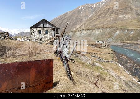 Village en pierre abandonné dans une belle et éloignée vallée de la ferme près de la frontière russe dans le caucase, kazbegi, géorgie Banque D'Images