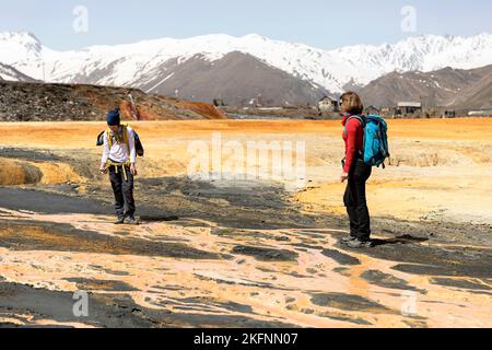 Mère et fils regardant les travertins de Truso tout en randonnée dans la vallée de la trusque dans le caucase, kazbegi, géorgie Banque D'Images