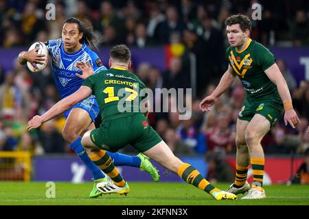 Le Samoa Jarome Luai (à gauche) tente de dépasser Angus Crichton en Australie lors de la finale de la coupe du monde de rugby à XV à Old Trafford, Manchester. Date de la photo: Samedi 19 novembre 2022. Banque D'Images