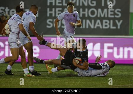 Newcastle, Royaume-Uni. 10th septembre 2022. Jamie Blamire, de Newcastle Falcons, est attaqué à court terme lors du match de la coupe de la Premiership entre Newcastle Falcons et Northampton Saints à Kingston Park, à Newcastle upon Tyne, le samedi 19th novembre 2022. (Photo : Chris Lishman | MI News) Credit : MI News & Sport /Alay Live News Banque D'Images