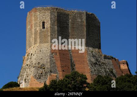 Réparations de briques dans les murs de calcaire courtisés de cette formidable forteresse située au-dessus du Val d’Orcia, dans le sud-ouest de la Toscane, en Italie. La Rocca di Tentennano de 1200s à Rocca d’Orcia, de Castiglione d’Orcia, s’est rendue deux fois après que des gardes traîtres ont ouvert ses portes aux forces ennemies, mais elle n’a jamais succombé à un siège. Banque D'Images