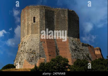 Formidable forteresse de 1200s, la Rocca di Tentennano, à la Rocca d’Orcia, par Castiglione d’Orcia, Toscane, Italie. La forteresse s'est rendue deux fois après que des gardes traîtres ont ouvert ses portes à l'ennemi, mais elle n'a jamais été prise par la force. Des briques ont été utilisées pour réparer ses murs de calcaire écroulés. Banque D'Images