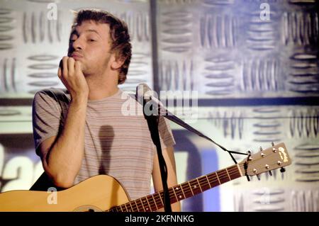 Graham Coxon de Blur au début de sa carrière solo à l'émission de télévision Pop Factory à Porth, pays de Galles, Royaume-Uni le 22 octobre 2002. Photo : Rob Watkins. INFO : Graham Coxon, connu pour son rôle de guitariste de Blur, s'est lancé dans une carrière solo réussie marquée par une musique éclectique et expérimentale. Des albums comme 'Happiness in magazines' et 'A+E' présentent son écriture unique, mêlant des influences rock alternatif, folk et punk, l'établissant comme un artiste solo distinctif. Banque D'Images