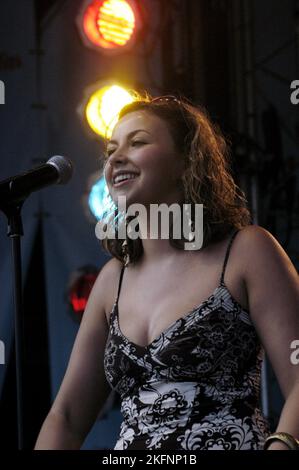 CHARLOTTE CHURCH, LANCEMENT DE LA CARRIÈRE POP, 2005 : Charlotte Church lance sa carrière pop live au Red Dragon Party in the Park à Cardiff, pays de Galles, 20 juin 2005. Photographie : ROB WATKINS. INFO : Charlotte Church, une chanteuse et actrice galloise, a atteint la célébrité en tant qu'artiste crossover classique dans sa jeunesse. Connue pour sa voix angélique, elle est passée à la pop et a sorti des albums comme «tissus et problèmes», mettant en valeur sa polyvalence. La carrière de Church couvre la musique, la télévision et le cinéma, reflétant ses talents divers. Banque D'Images