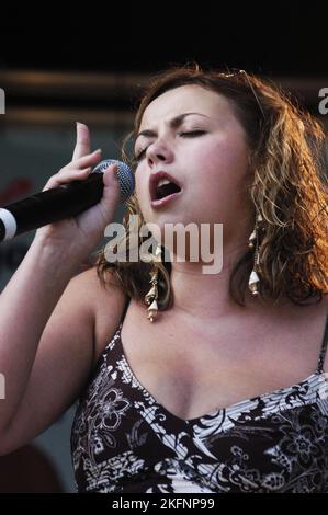 CHARLOTTE CHURCH, LANCEMENT DE LA CARRIÈRE POP, 2005 : Charlotte Church lance sa carrière pop live au Red Dragon Party in the Park à Cardiff, pays de Galles, 20 juin 2005. Photographie : ROB WATKINS. INFO : Charlotte Church, une chanteuse et actrice galloise, a atteint la célébrité en tant qu'artiste crossover classique dans sa jeunesse. Connue pour sa voix angélique, elle est passée à la pop et a sorti des albums comme «tissus et problèmes», mettant en valeur sa polyvalence. La carrière de Church couvre la musique, la télévision et le cinéma, reflétant ses talents divers. Banque D'Images