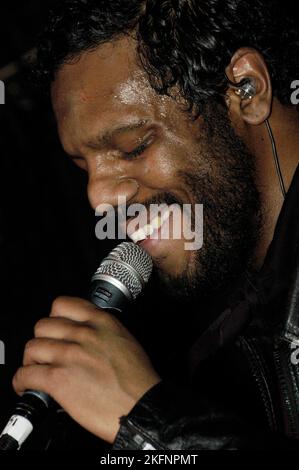 Les Dears photographiés au Barfly à Cardiff, pays de Galles, Royaume-Uni. Janvier 30 2005. Photographie : ROB WATKINS photo : chanteur, chanteur et guitariste Murray Lightburn. INFO : The Dears, un groupe de rock indépendant canadien, captive le public avec son orchestration luxuriante et son écriture émotive. Menés par Murray Lightburn, leurs albums comme 'No Cities Left' et 'Degeneration Street' présentent leur son mélodique et introspectif. Banque D'Images