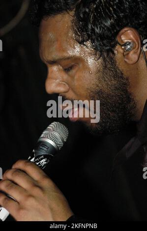 Les Dears photographiés au Barfly à Cardiff, pays de Galles, Royaume-Uni. Janvier 30 2005. Photographie : ROB WATKINS photo : chanteur, chanteur et guitariste Murray Lightburn. INFO : The Dears, un groupe de rock indépendant canadien, captive le public avec son orchestration luxuriante et son écriture émotive. Menés par Murray Lightburn, leurs albums comme 'No Cities Left' et 'Degeneration Street' présentent leur son mélodique et introspectif. Banque D'Images