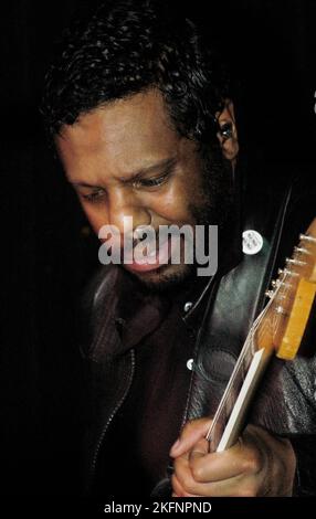 Les Dears photographiés au Barfly à Cardiff, pays de Galles, Royaume-Uni. Janvier 30 2005. Photographie : ROB WATKINS photo : chanteur, chanteur et guitariste Murray Lightburn. INFO : The Dears, un groupe de rock indépendant canadien, captive le public avec son orchestration luxuriante et son écriture émotive. Menés par Murray Lightburn, leurs albums comme 'No Cities Left' et 'Degeneration Street' présentent leur son mélodique et introspectif. Banque D'Images