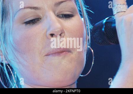 DIDO, RADIO ONE LIVE, 2003 : chanteur Dido à radio One Live à Coopers Field à Cardiff le 14 2003 septembre. Photographie : ROB WATKINS. INFO : Dido, une chanteuse-compositrice anglaise, a pris de l'importance au début des années 2000 avec sa voix soul et ses paroles introspectives. Son premier album 'No Angel' et le single 'Thank You' l'ont établie comme un succès mondial, mêlant influences pop et électronique à une narration émotive. Banque D'Images