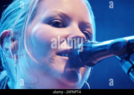 DIDO, RADIO ONE LIVE, 2003 : chanteur Dido à radio One Live à Coopers Field à Cardiff le 14 2003 septembre. Photographie : ROB WATKINS. INFO : Dido, une chanteuse-compositrice anglaise, a pris de l'importance au début des années 2000 avec sa voix soul et ses paroles introspectives. Son premier album 'No Angel' et le single 'Thank You' l'ont établie comme un succès mondial, mêlant influences pop et électronique à une narration émotive. Banque D'Images