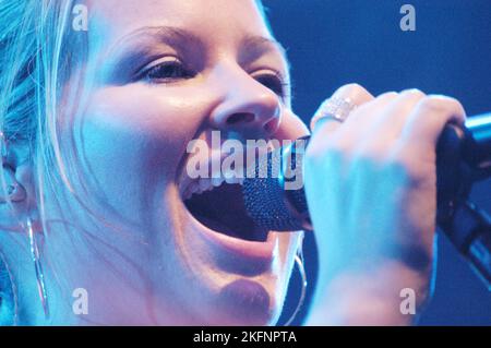 DIDO, RADIO ONE LIVE, 2003 : chanteur Dido à radio One Live à Coopers Field à Cardiff le 14 2003 septembre. Photographie : ROB WATKINS. INFO : Dido, une chanteuse-compositrice anglaise, a pris de l'importance au début des années 2000 avec sa voix soul et ses paroles introspectives. Son premier album 'No Angel' et le single 'Thank You' l'ont établie comme un succès mondial, mêlant influences pop et électronique à une narration émotive. Banque D'Images