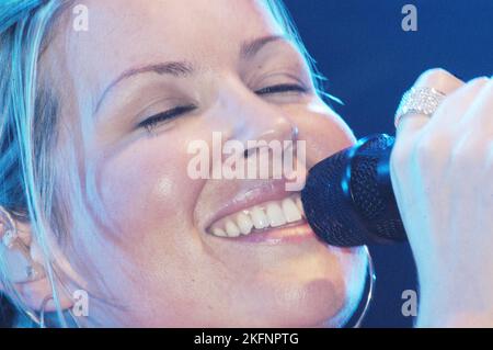 DIDO, RADIO ONE LIVE, 2003 : chanteur Dido à radio One Live à Coopers Field à Cardiff le 14 2003 septembre. Photographie : ROB WATKINS. INFO : Dido, une chanteuse-compositrice anglaise, a pris de l'importance au début des années 2000 avec sa voix soul et ses paroles introspectives. Son premier album 'No Angel' et le single 'Thank You' l'ont établie comme un succès mondial, mêlant influences pop et électronique à une narration émotive. Banque D'Images