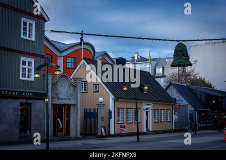 Reykjavik, Islande - 10 novembre 2022 : ancienne architecture traditionnelle islandaise dans le centre-ville de Reykjavik. Décoration cloche de Noël dans la rue. Banque D'Images