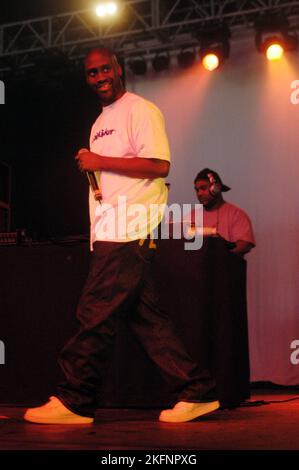 DE LA SOUL, HOMELANDS, 2003 : les légendes du hip-hop de la Soul jouent au Homelands Dance Festival à Winchester, Angleterre, le 24 mai 2003. Photo : ROB WATKINS. INFO : de la Soul, un trio hip-hop pionnier, a émergé à la fin des années 1980 avec son innovant et des paroles pleines d'esprit et socialement conscientes. Des albums comme '3 Feet High and Rising' ont présenté leur échantillonnage éclectique et leur approche ludique Banque D'Images