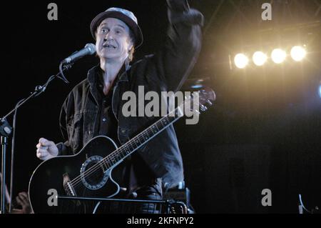 RAY DAVIES, THE KINKS, 2002 : Ray Davies des Kinks au Cardiff Festival à Cardiff, pays de Galles, Royaume-Uni le 4 août 2002 photo : Rob Watkins. INFO : Ray Davies, figure centrale du rock britannique, est le chanteur et auteur-compositeur principal des Kinks. Son écriture distinctive, marquée par des commentaires sociaux pointus et une narration intelligente, a contribué au succès du groupe et à son influence durable dans les années 1960 et au-delà. Banque D'Images